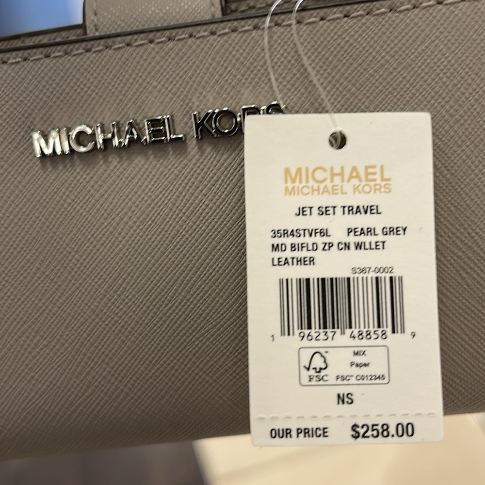 MICHAEL KORS Medium Saffiano Leather Bifold Zip CN Wallet
PEARL GREY
NWT - Picture 16 of 16